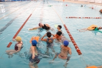 Comenzaron las becas de natación para los estudiantes de Providencia